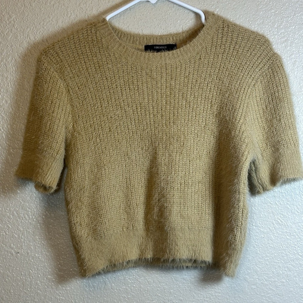 Forever 21  Sweater Tan Short Sleeve Cropped Fuzzy Knit Preppy Size Medium NWOT‎